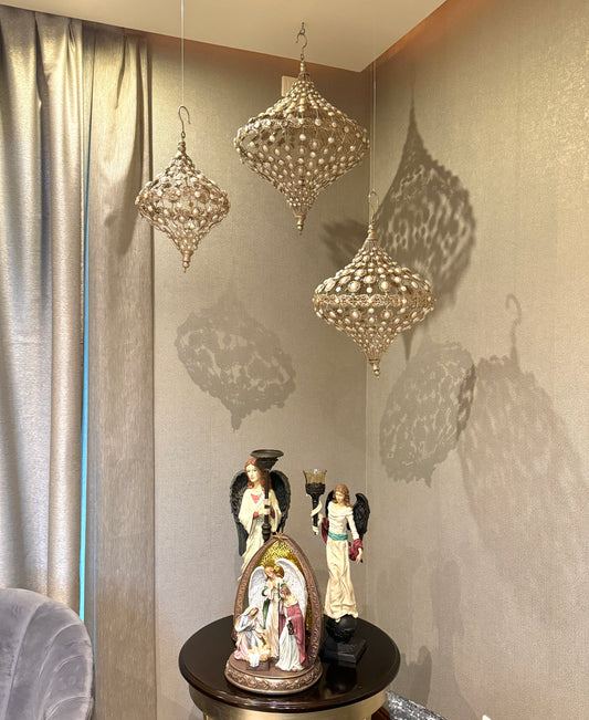 Esferas gigantes de alambre con perlas / Giant wire ornaments with pearls