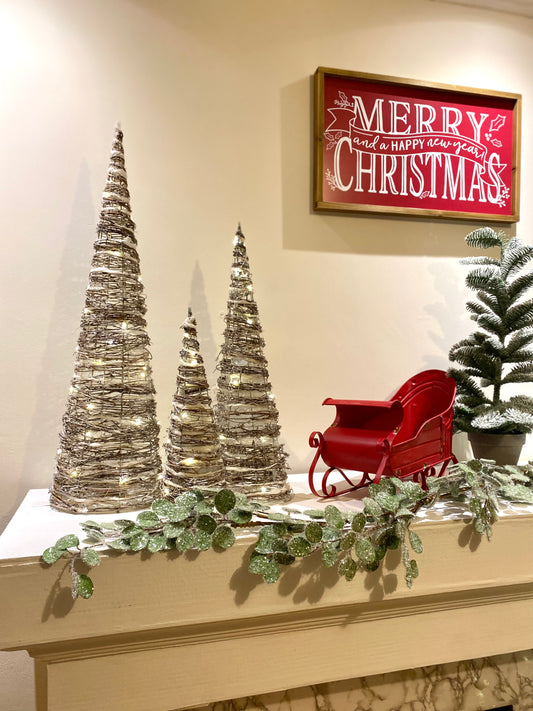 Pinos de ratan iluminados / Ratan lighted cone tress