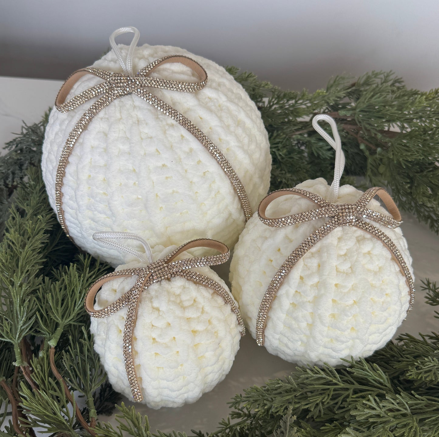 Esfera tejidas ivory y dorado / Knited ivory and gold ornaments