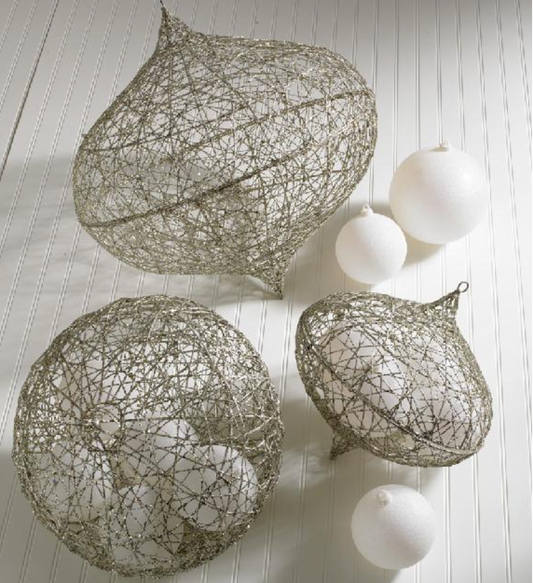 Esferas gigantes de alambre / Giant wire ornaments