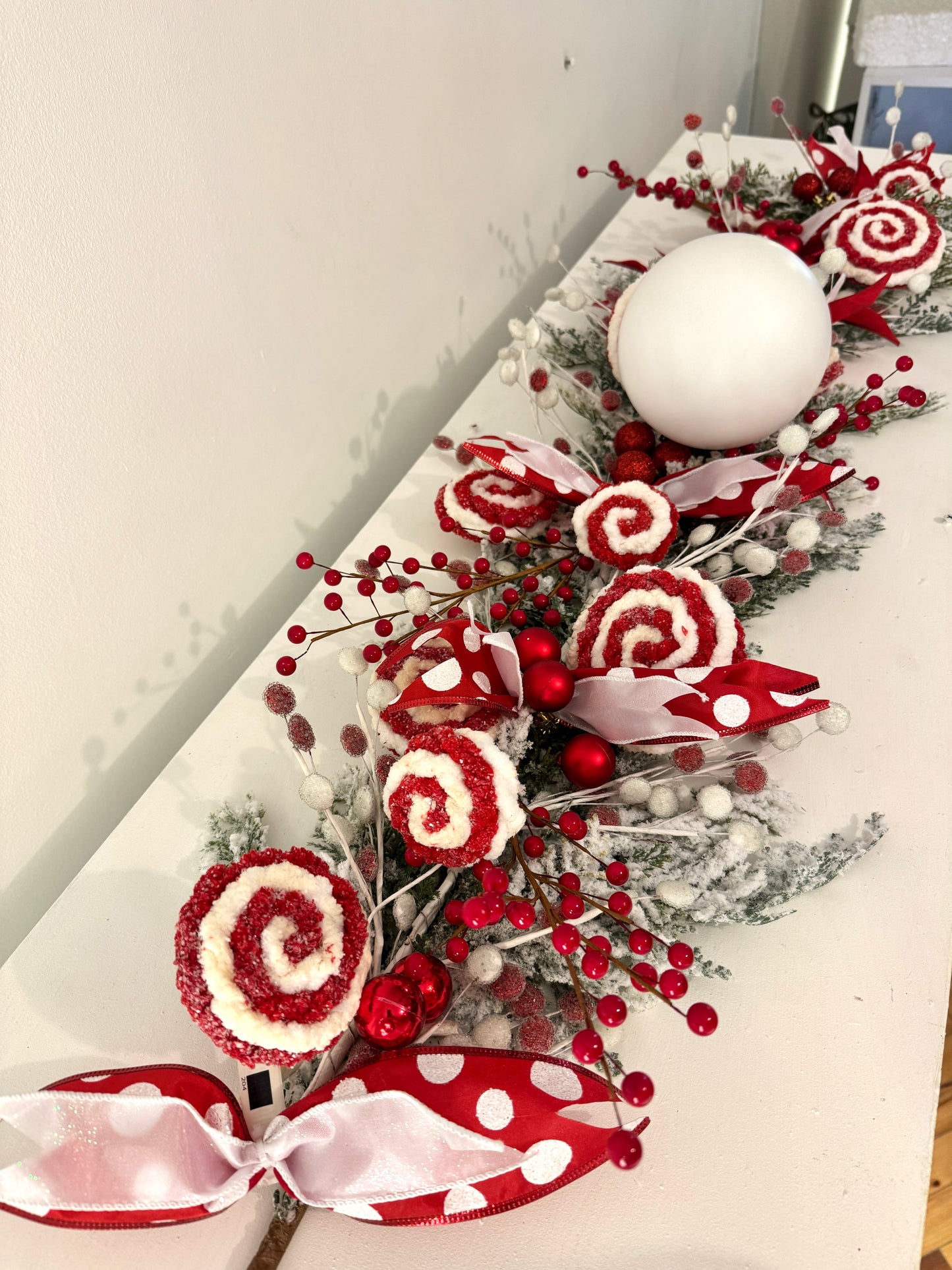 Guirnalda decorada blanca y rojo / Red & White center piece