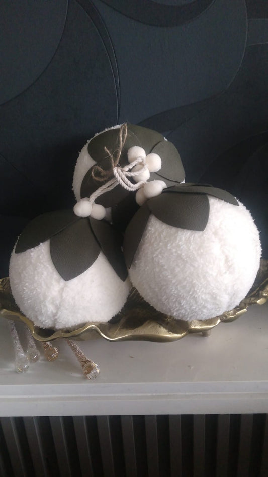 Esferas borrego hojas / White and green balls