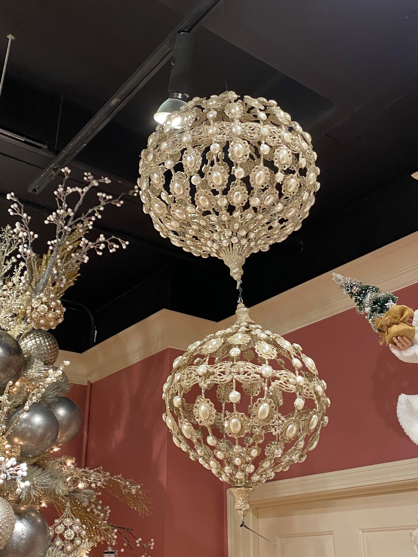 Esferas gigantes de alambre con perlas / Giant wire ornaments with pearls