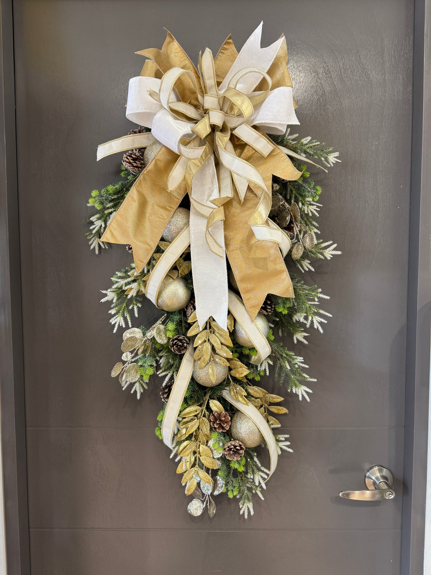 Arreglo de puerta decorado dorado