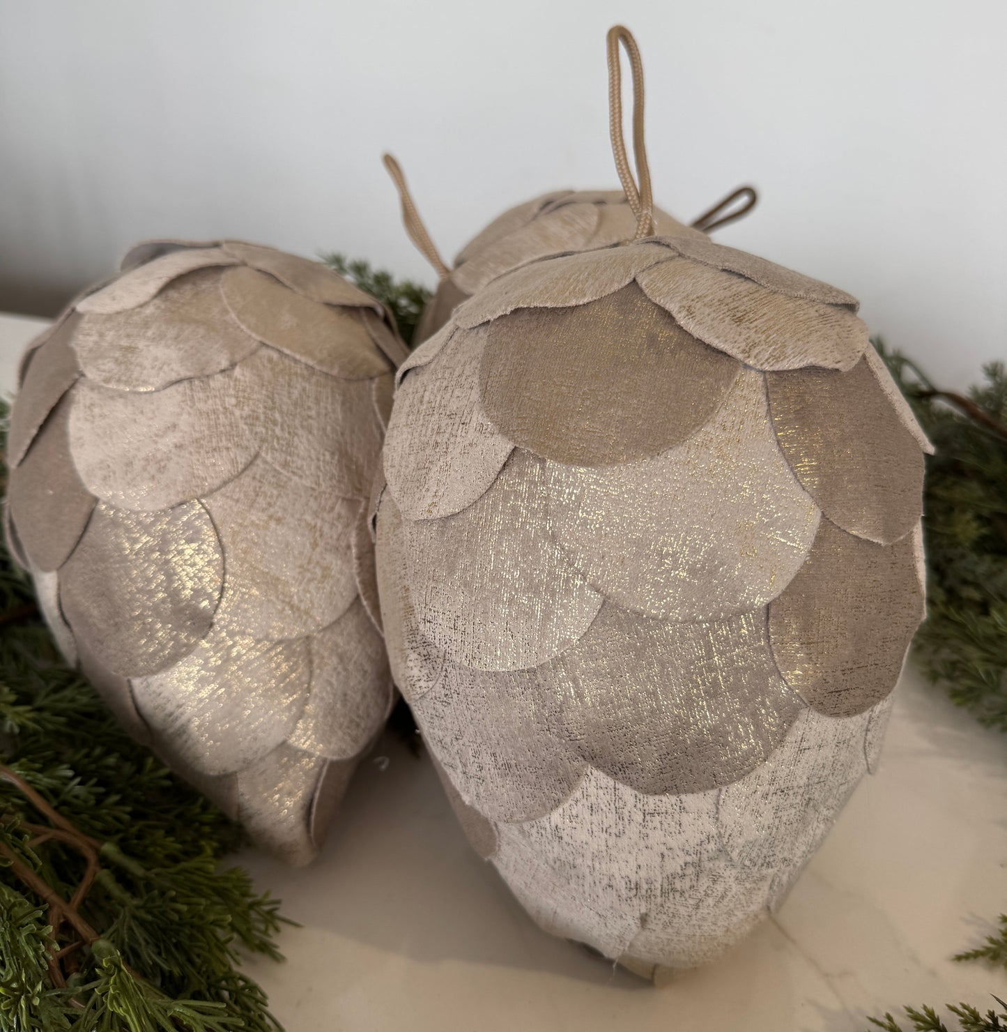 Piña dorada de tela