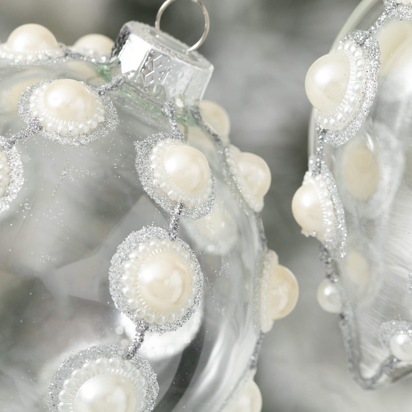 Esferas de vidrio con perlas / Glass ornaments with pearls